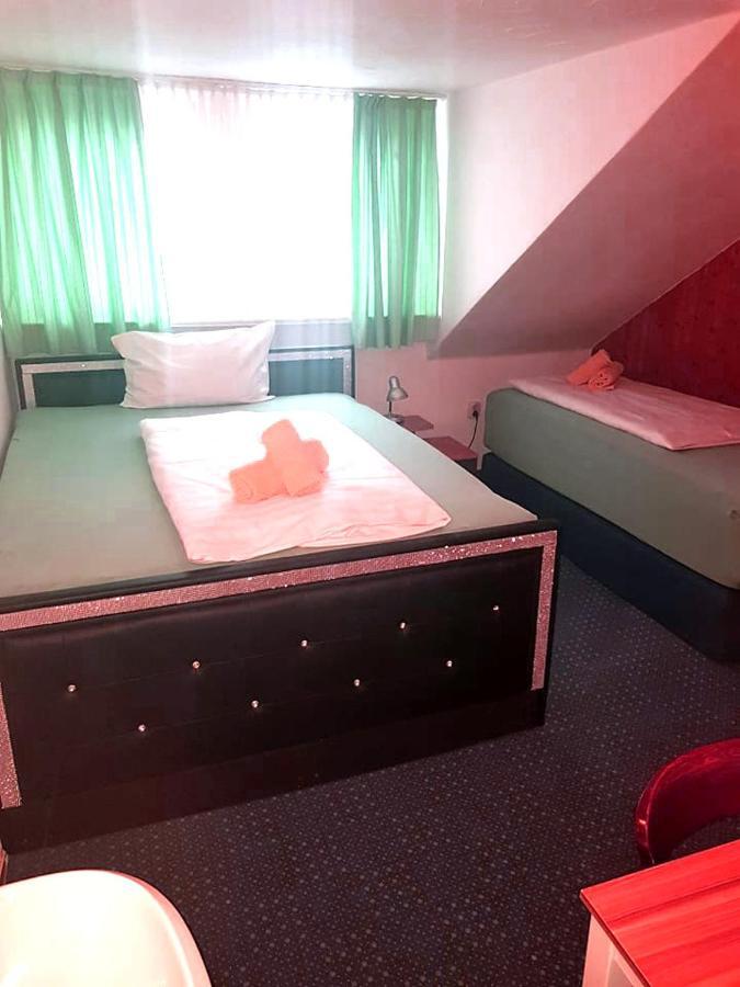 Tweepersoonskamer met 2 Aparte Bedden en Gedeelde Badkamer